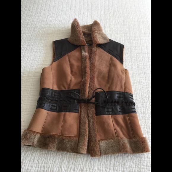 NWT Révue shearling vest w/brown leather accents & front tie closure - Picture 6 of 15